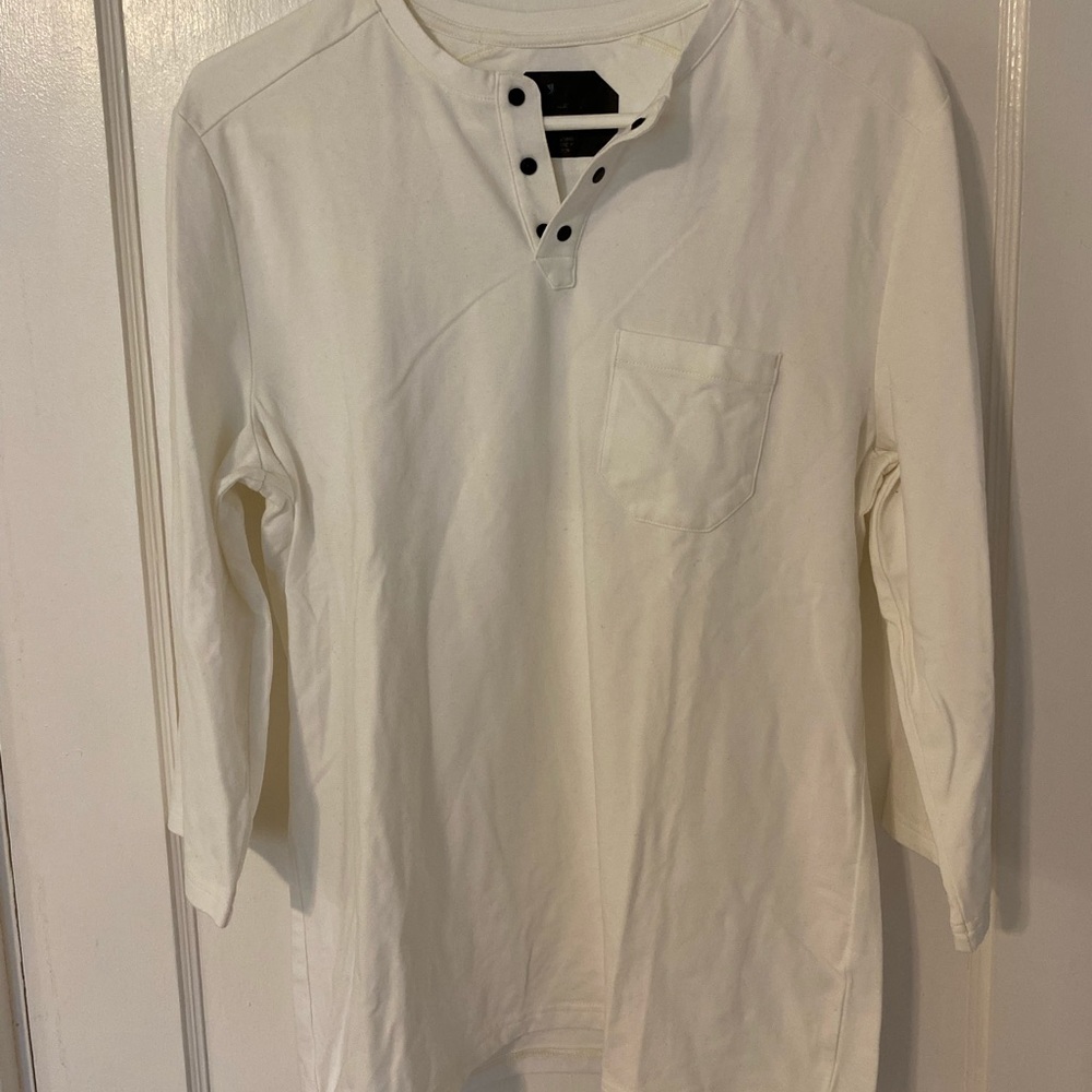 Gently used men’s white quarter length shirt!